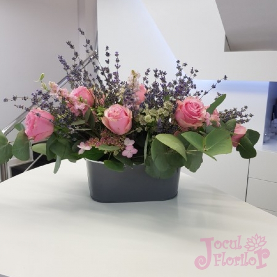 Aranjament floral levantica si trandafiri