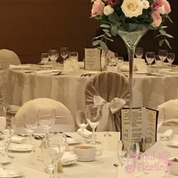 Aranjament masa alb cu roz