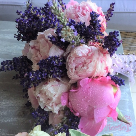 Buchet bujori si lavanda