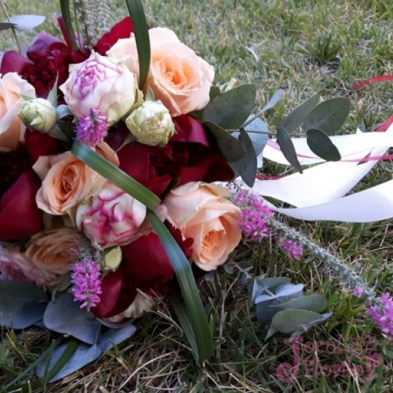 Buchet nasa bujori grena si trandafiri peach