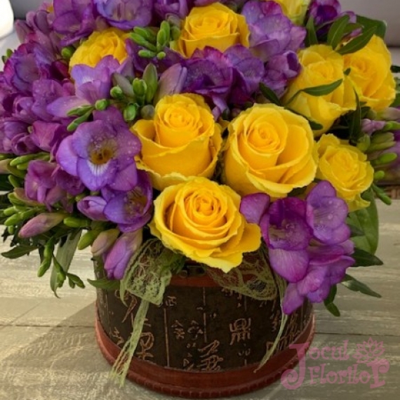 Cufar cu frezii si trandafiri