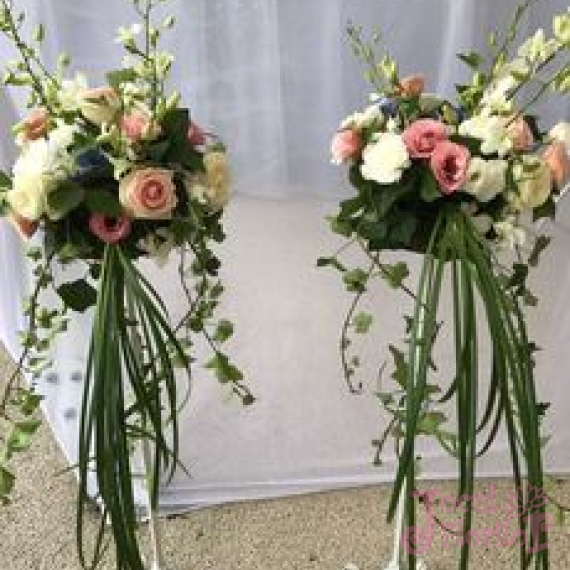 Stalpisori orhidee alba cu lisiantus roz