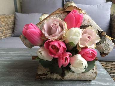 Aranjament floral casuta