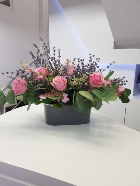 Aranjament floral levantica si trandafiri