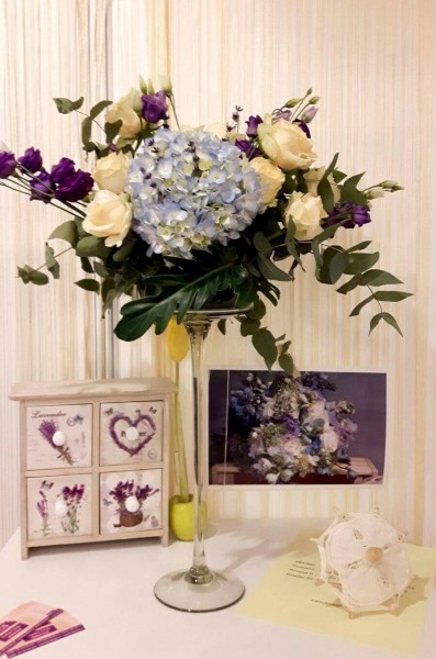 Aranjament masa hortensie, trandafiri si lisianthus