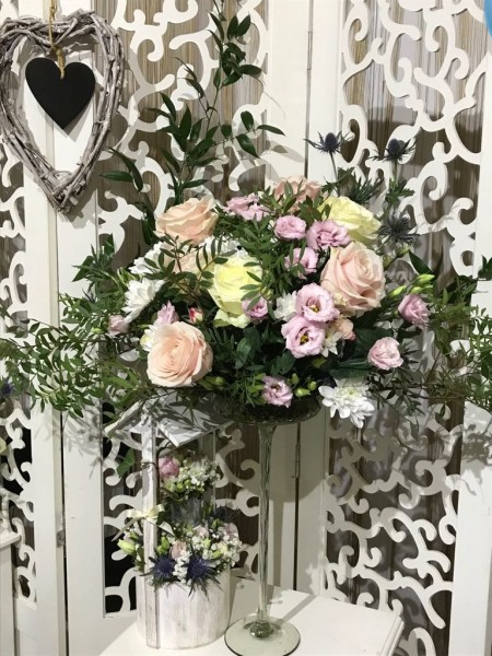 Aranjament masa trandafiri roz pal