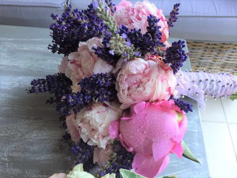 Buchet bujori si lavanda