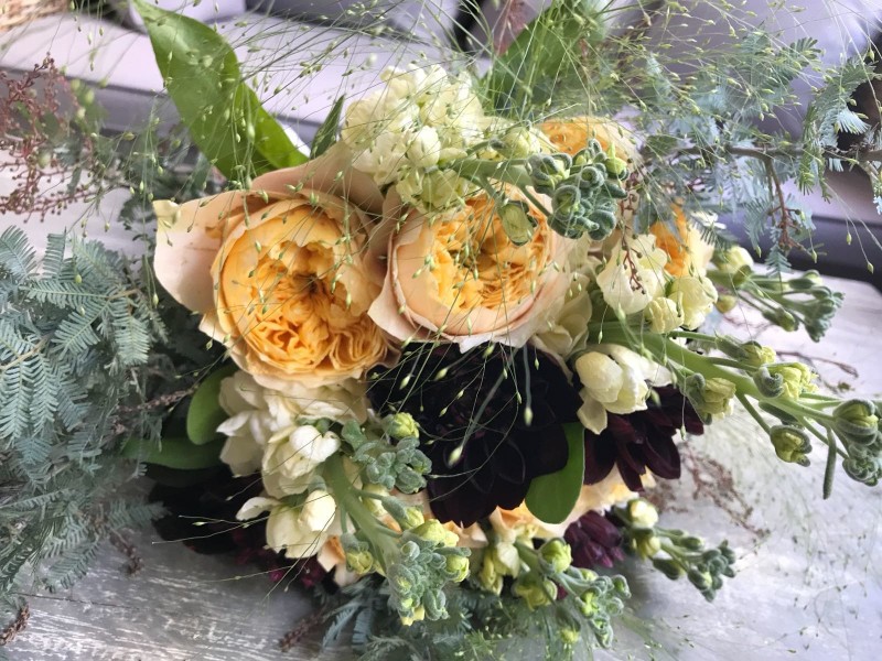 Buchet dalii si trandafiri vuvuzela