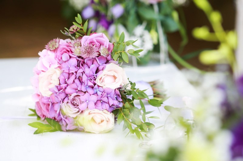 Buchet hortensie si trandafiri