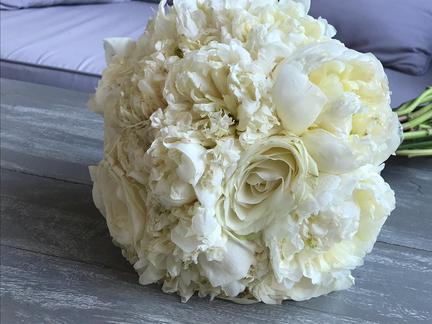 Buchet mireasa bujori albi