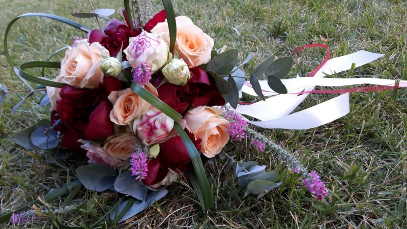 Buchet nasa bujori grena si trandafiri peach