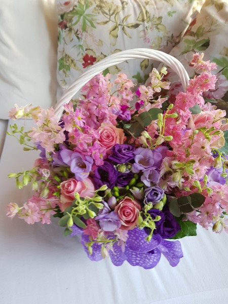 Cos cu flori multicolore