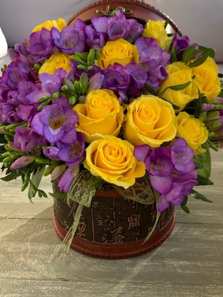 Cufar cu frezii si trandafiri