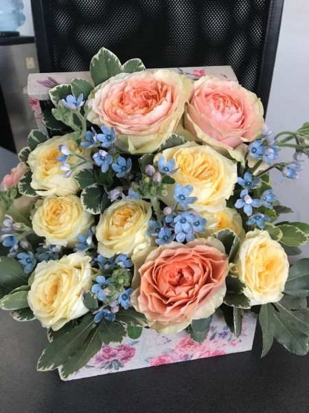 Cutie cu flori multicolore