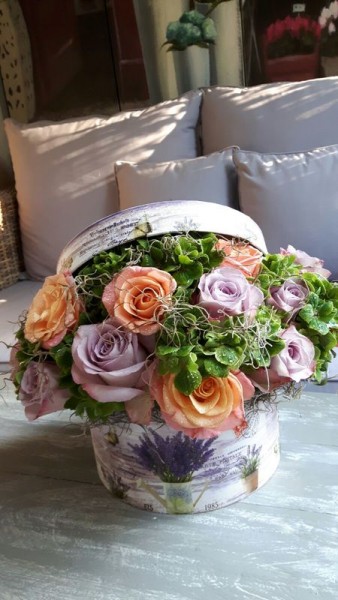 Cutie cu trandafiri lila si orange